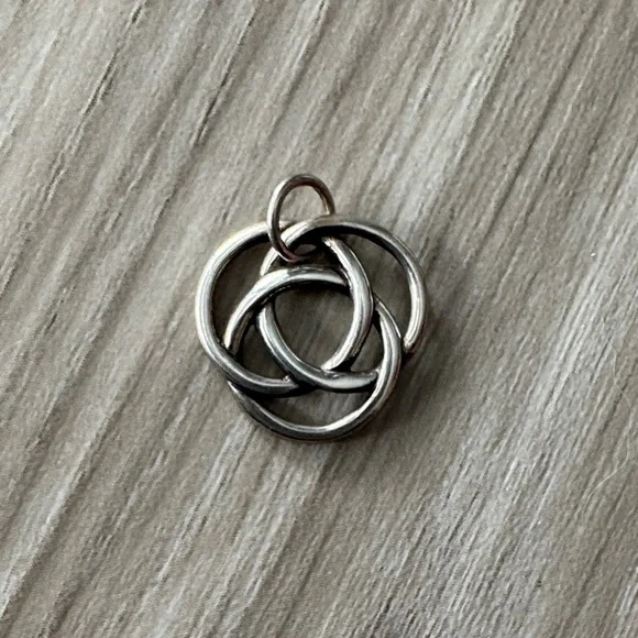 Sterling Silver Celtic Knot Pendant - Picture 1 of 3